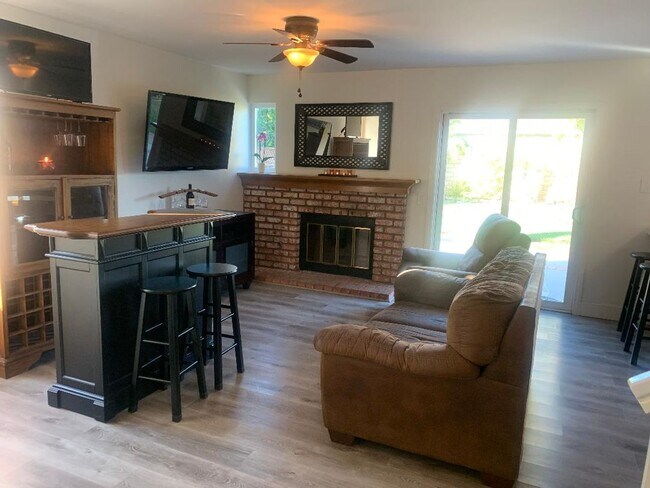 Building Photo - Wonderful East Ventura 4 Bedroom 2.5 Bath Home