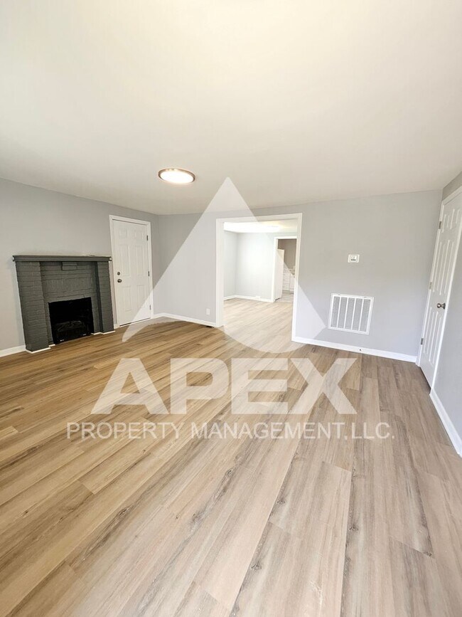 Building Photo - Renovated Craftsman Style 2 Bd 1- Ba Single Family Home with off street parking mins from Downtown!