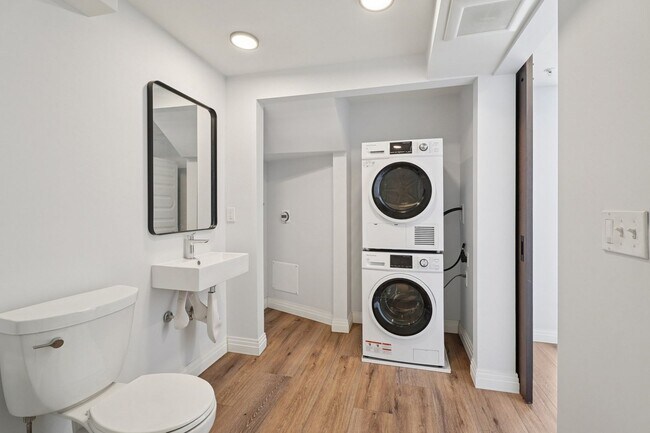 Building Photo - Brand-New Koreatown Modern Lofts | Rooftop Views | 6 Weeks Free