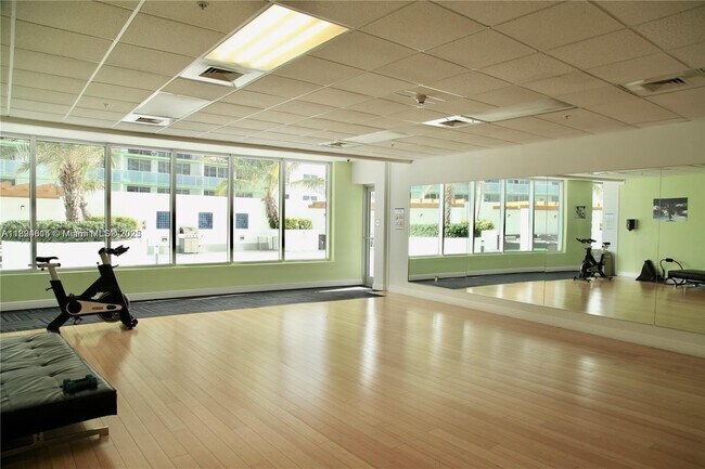 Building Photo - 1750 N Bayshore Dr