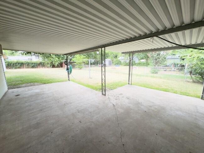 Building Photo - 705 Greenway Dr