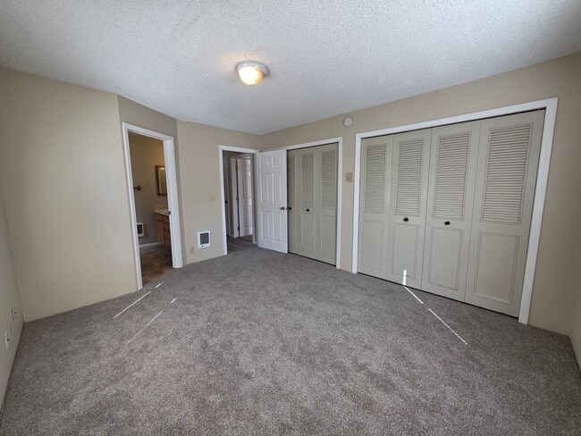 Building Photo - Charming 3 bedroom 2 bath