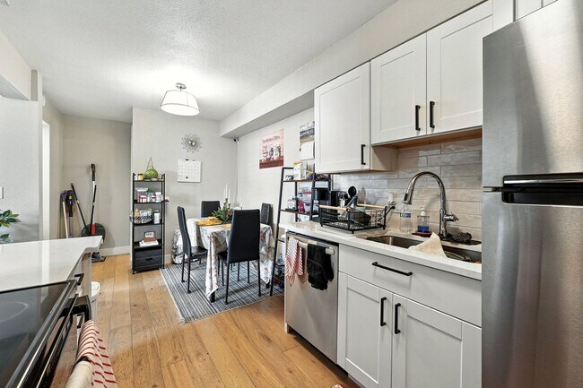 Building Photo - Beautifully Updated 1 Bed, 1 Bath Rental -...