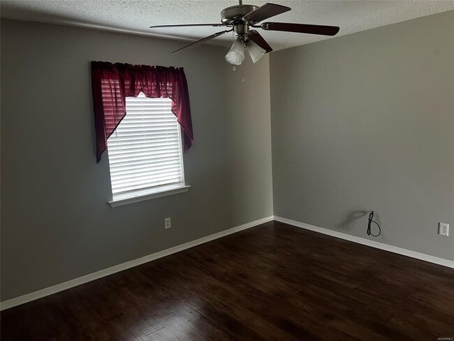 Building Photo - 1705 Deatsville Hwy