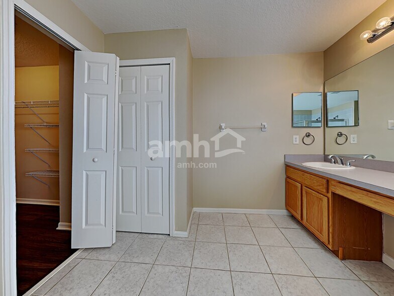 Building Photo - 10910 Lakeside Vista Dr