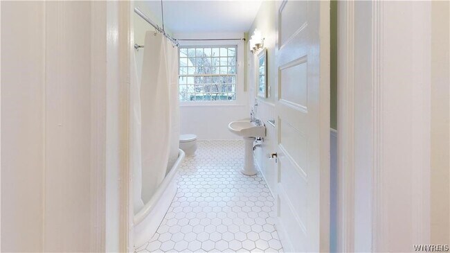 Building Photo - 222 Norwood Ave