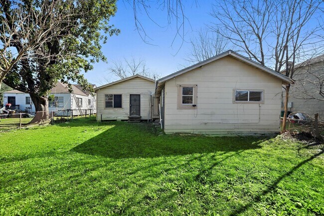 Building Photo - 128 Kress St