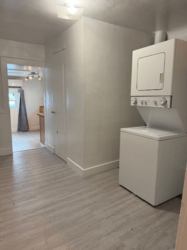 Building Photo - One Bedroom House Near Empower Field - Move In Ready!