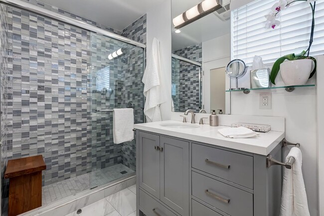 Building Photo - 1035 N Sierra Bonita Ave