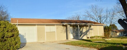 Building Photo - Remodeled 3 bed 2 bath home off Nacogdoches!