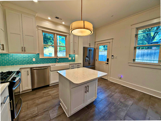Building Photo - Beautifully Updated Historic Home in Midto...