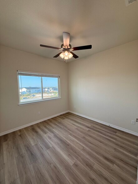 Building Photo - 510 War Admiral Dr
