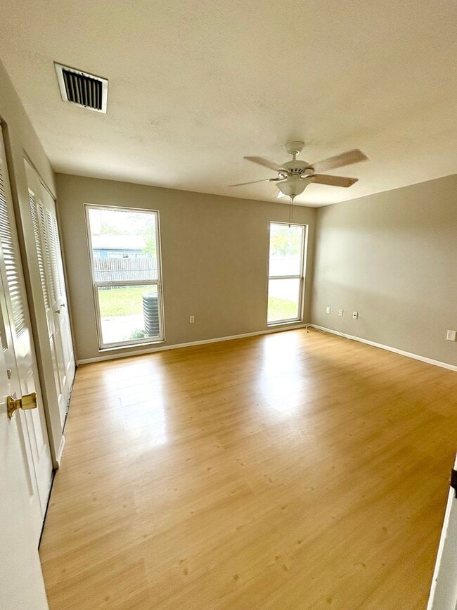 Building Photo - Beautiful 2/2 Available now!