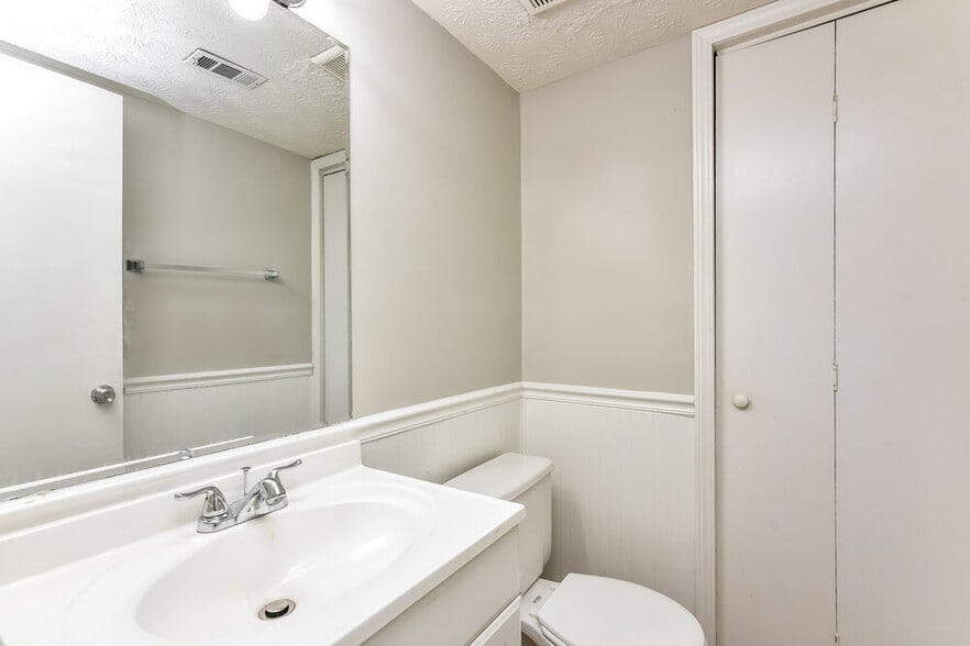 Building Photo - 4723 Old Highgate Entry