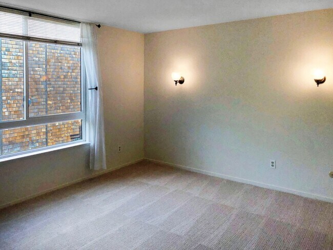 Building Photo - 532 Seaver Dr