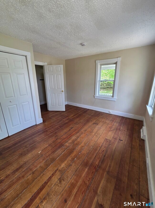 Building Photo - 22 Lakeview St