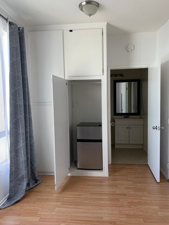 Closet - 13920 Moorpark St