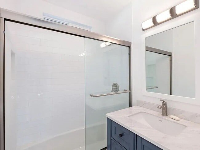 Building Photo - Eastside Costa Mesa Upgraded 2 bed, 1 bath