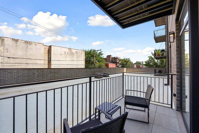 Building Photo - 2344 W Polk St