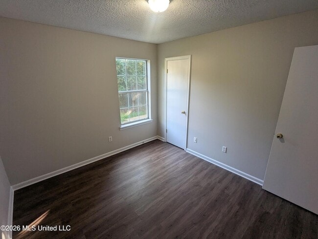 Building Photo - 502 Village Cove
