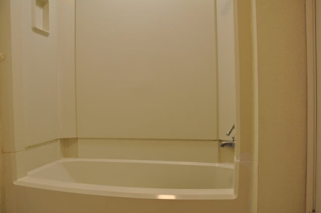 Building Photo - 16454 Hickory Knoll Dr