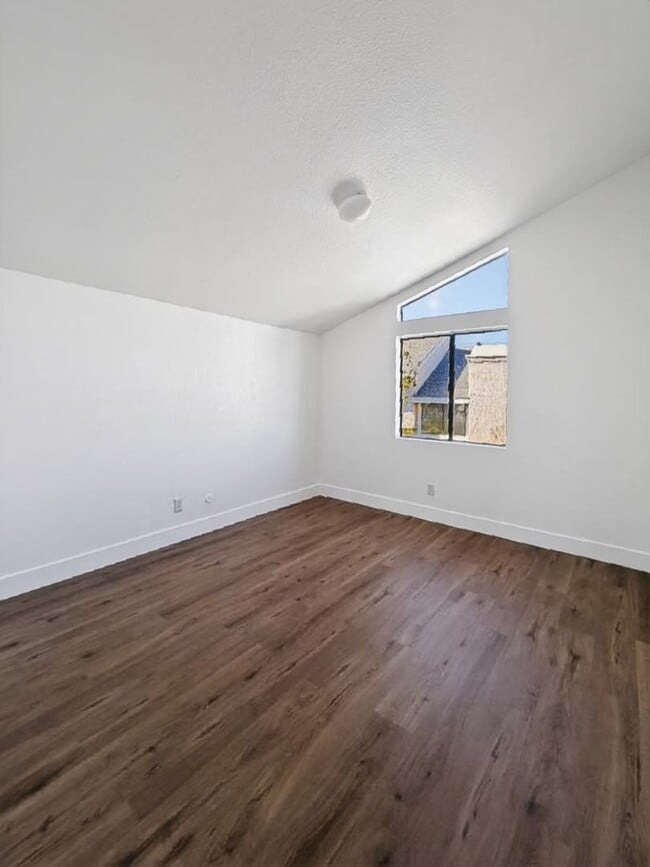 Building Photo - Freshly Updated End-Unit Townhome in the Gated Community of Vista Valencia