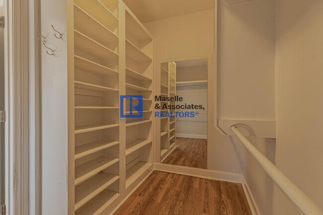 Building Photo - Beautiful 4 bedroom, 2 bathroom house in B...