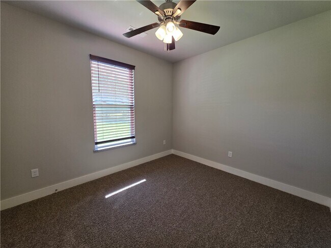 Building Photo - 13 Lockhart Ln