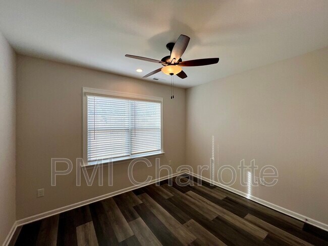 Building Photo - 1135 Overlake Dr