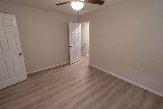 Building Photo - 1323-1325 Godas Dr