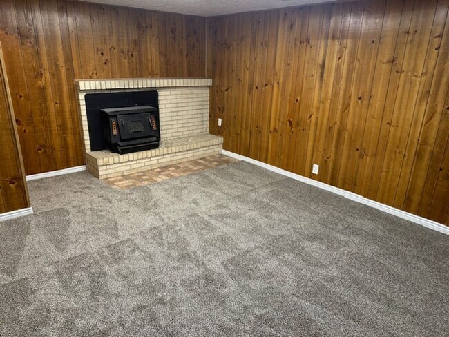 Building Photo - East Layton Home with Beautiful Landscapin...