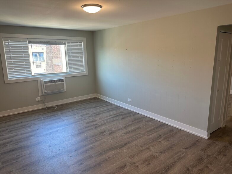 Building Photo - 542 W Surf St