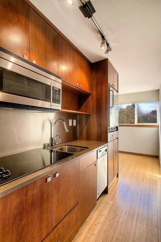 Building Photo - Location, Location, Location! - Modern one bedroom near Alki Point Lighthouse