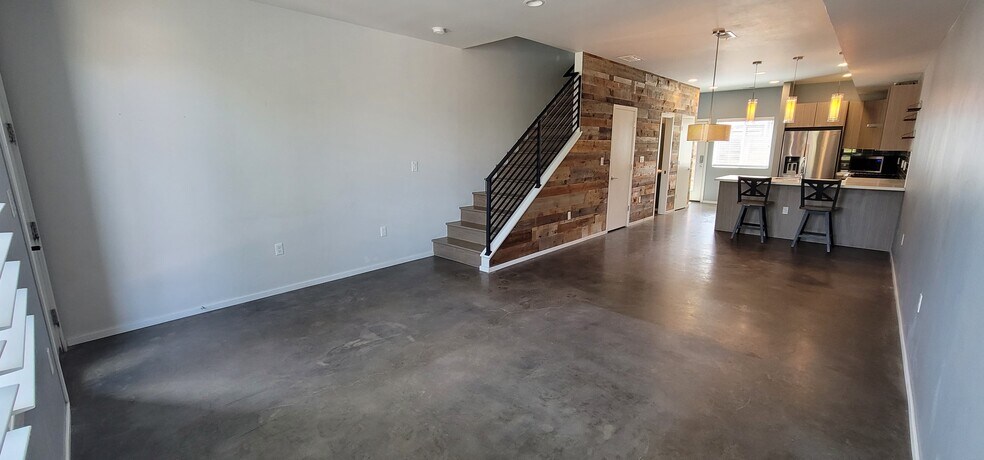Building Photo - 3170 E 33rd Ave