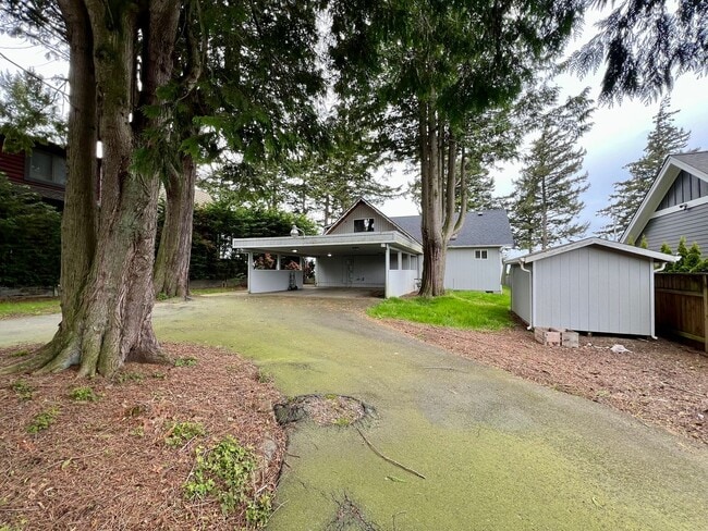 Building Photo - Charming 2 Bedroom House overlooking Birch...