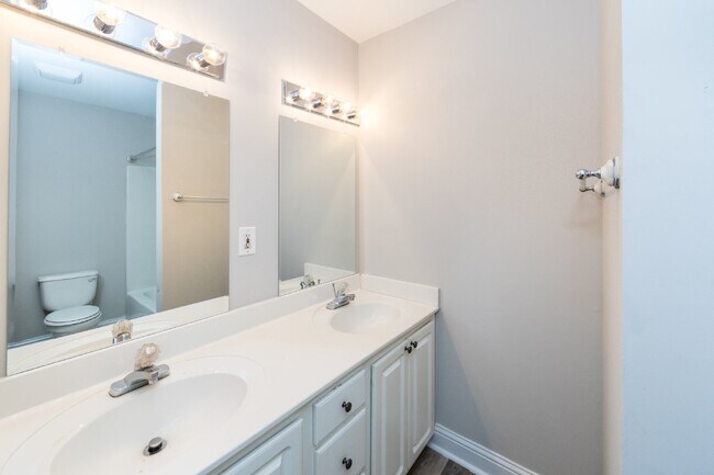 Building Photo - 814 King Arthur Dr