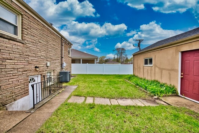 Building Photo - 5200 Madison St