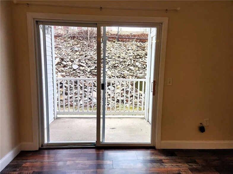 Building Photo - 98 Mill St