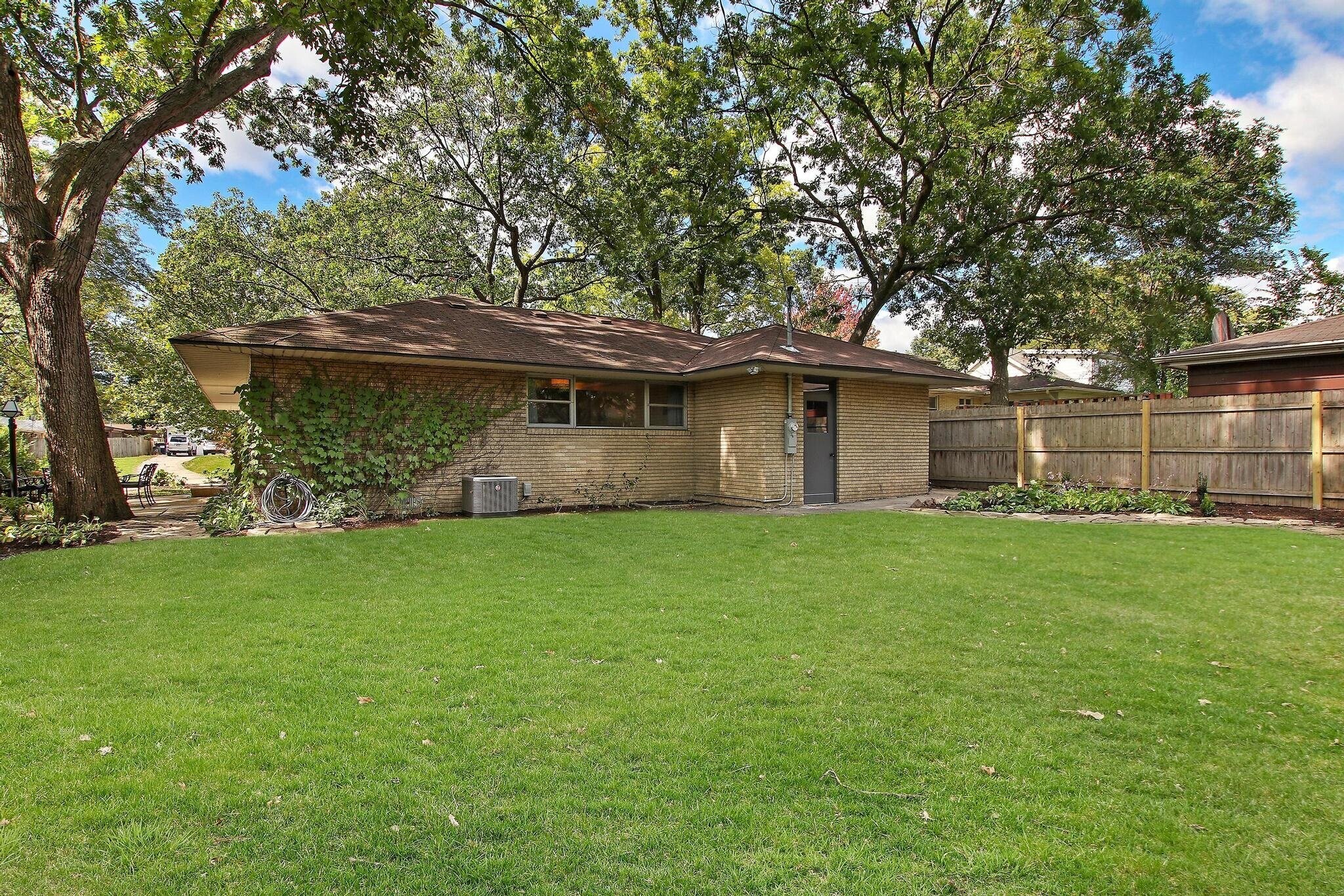 Building Photo - 435 Lynn Terrace
