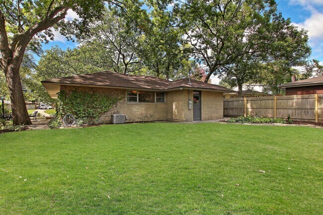 Building Photo - 435 Lynn Terrace