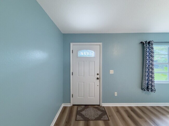 Building Photo - 3 Bed | 2 Bath | 1,200 Sq Ft Single-Family Home  RENT NOW WITH ZERO DEPOSIT on a 12-month lease!