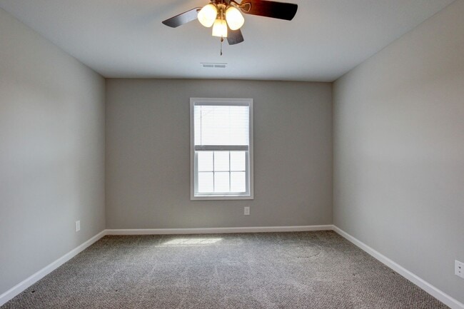 Building Photo - Sharp 4 bedroom HUGE house off exit 1 of I 24