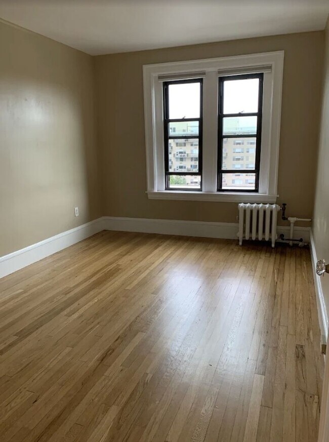 Building Photo - Charming 3 Bedroom- NO Broker FEE