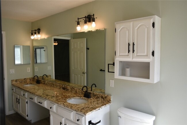 Building Photo - 16407 Westglen Farms Dr