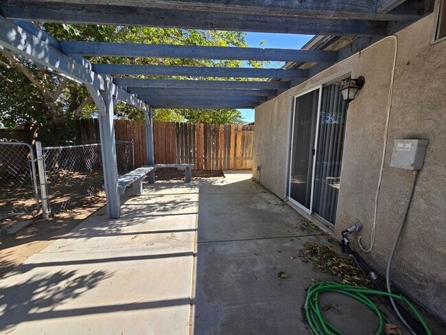 Building Photo - Newly available