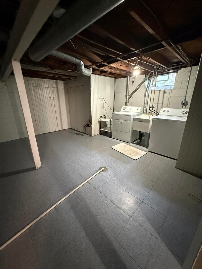 Building Photo - 1625 W Farnum Ave
