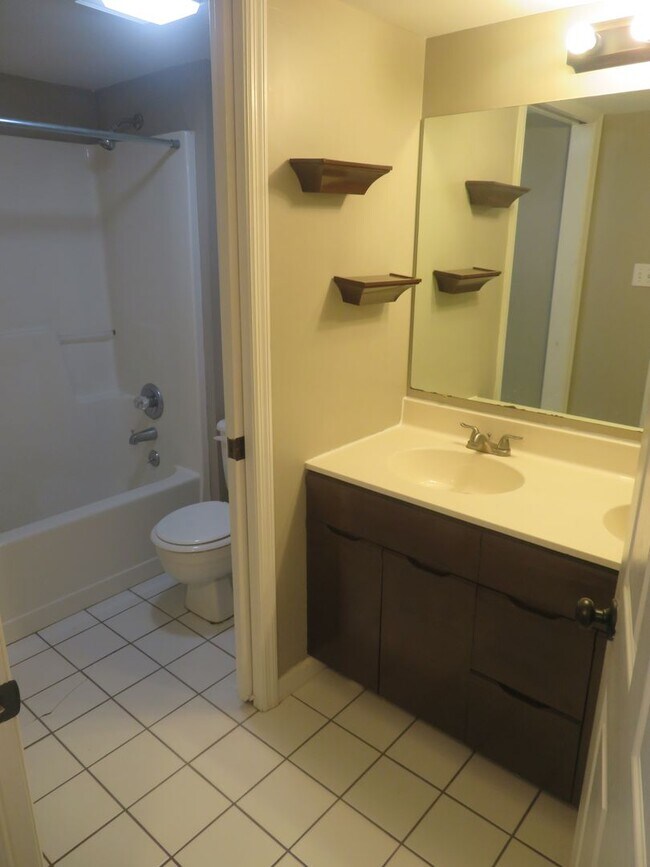 Building Photo - Laurel Villas #105 -3BR/2BA Available for AUGUST 2026 move in!