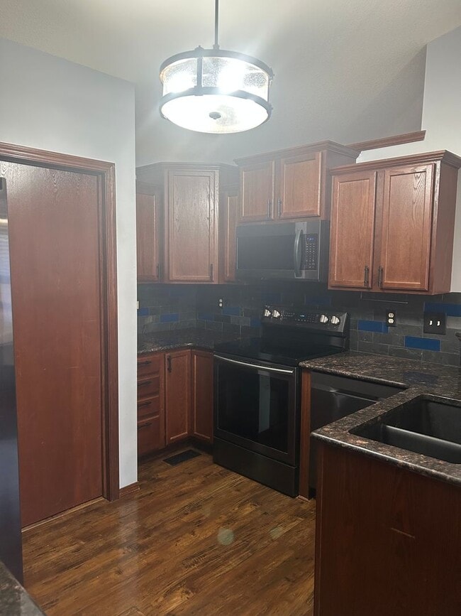 Building Photo - Updated 5 Bedroom , 3 Bath House in Derby Large back Yard