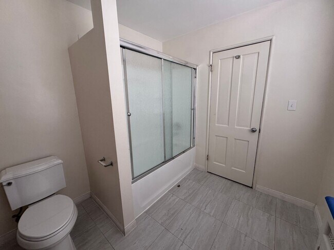 Building Photo - Beautiful 2 story 3 bedroom 2 bathroom home