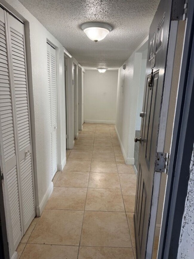 Building Photo - Privately owned 3 bedroom condo